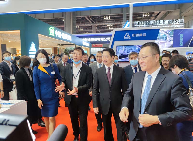 全国政协常委、中国有色金属工业协会党委书记葛红林等领导到公司展位参观指导